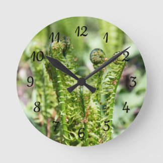 Awakande ungfärja i trädgården rund klocka