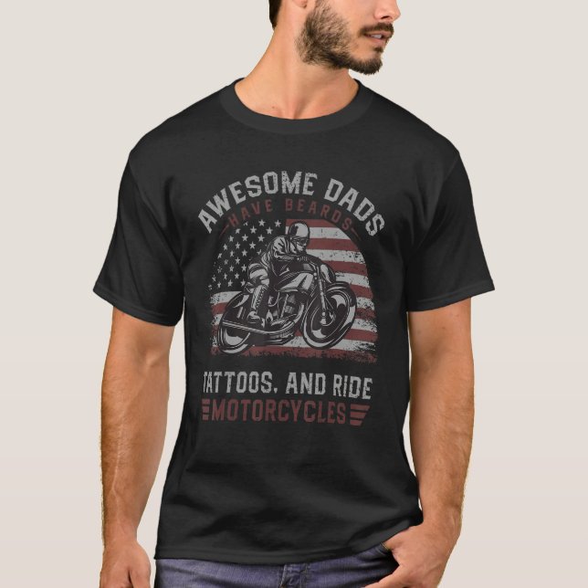 Awesome Dads Have Tattoos And Beards Fathersday  M T Shirt (Framsida)