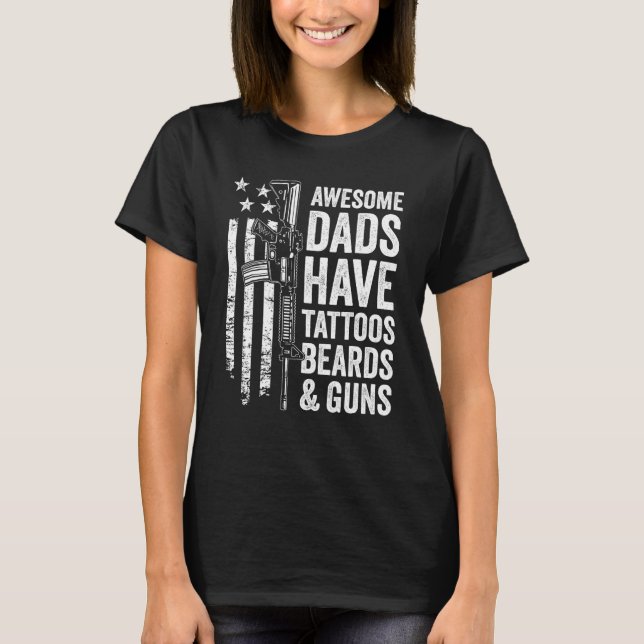 Awesome Dads Have Tattoos Beards & Guns Fathers Da T Shirt (Framsida)
