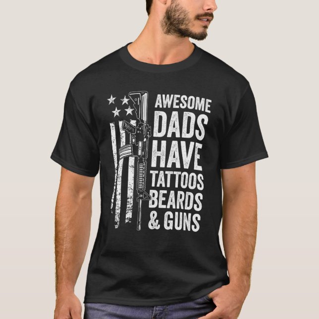 Awesome Dads Have Tattoos Beards & Guns Fathers Da T Shirt (Framsida)