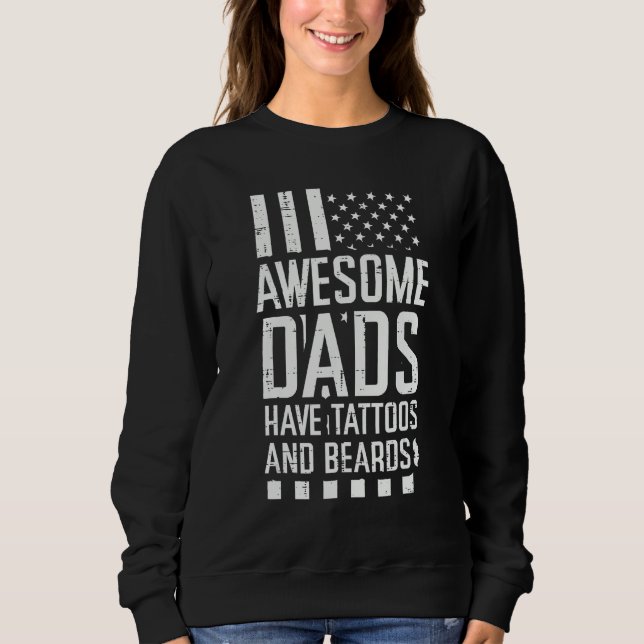 Awesome Dads Tattoos Beards US Flag Fathers Day Pa T Shirt (Framsida)