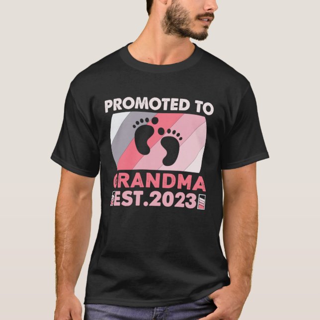 Awesome Promoted to Grandma 2023  New Grandma To B T Shirt (Framsida)