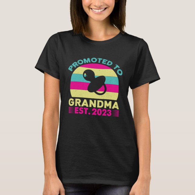 Awesome Promoted to grandma 2023 pregnancy announc T Shirt (Framsida)