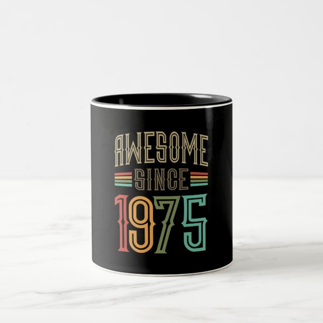 Awesome Since 1975 47th Birthday Funny Retro Två-Tonad Mugg (Center)