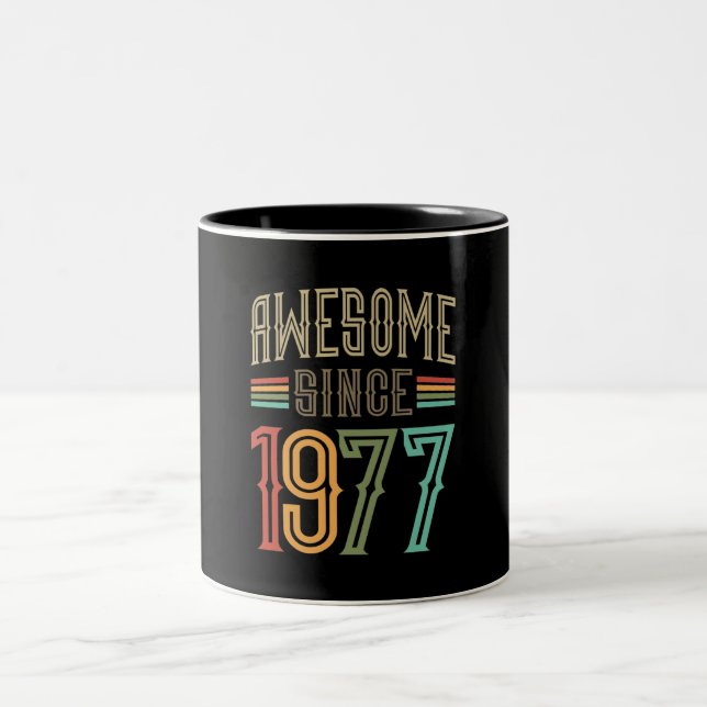 Awesome Since 1977 45th Birthday Funny Retro Två-Tonad Mugg (Center)