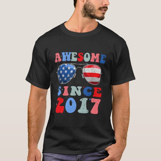 Awesome Since 2017 6 Years 4Th Of July T Shirt (Framsida)