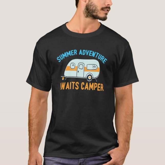 Awesome Summer Adventure Awaits Camper Camping Des T Shirt (Framsida)