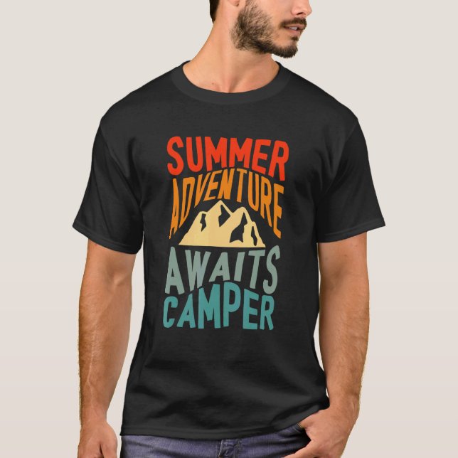 Awesome Summer Adventure Awaits Camper Camping Des T Shirt (Framsida)