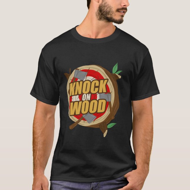 Ax Throwing Lumberjack Hatchet Knock on Wood Funn T Shirt (Framsida)