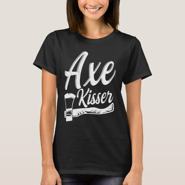 Axe Kisser Pun for an Axe throwing buddy T Shirt (Framsida)