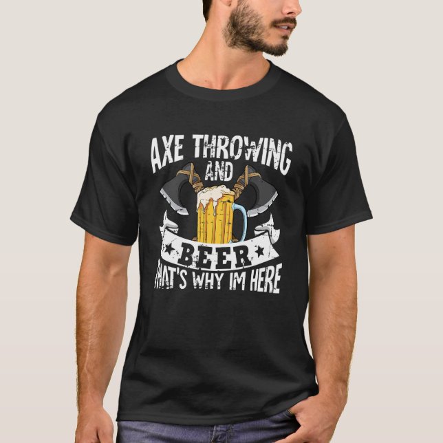 Axe throwing and beer that's why im here t shirt (Framsida)
