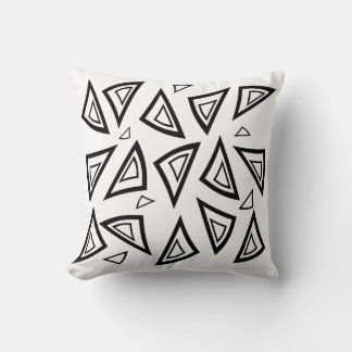 Aztec-Inspired Abstrakt Triangle Cushion Kudde