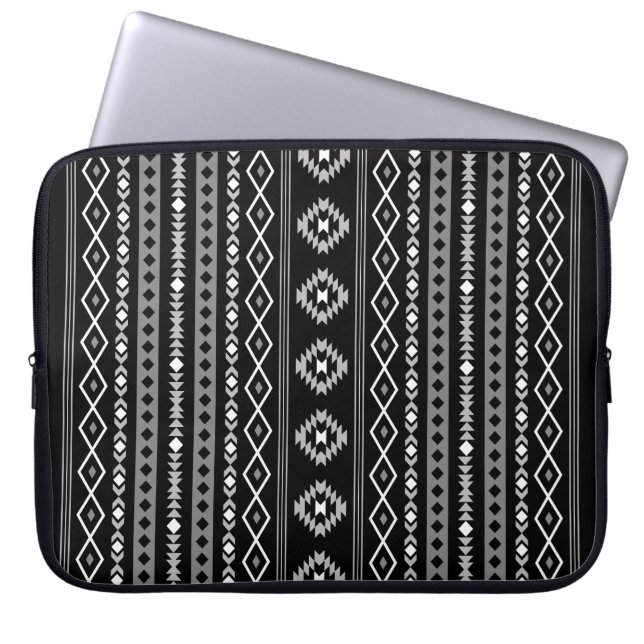 Aztec White Grått Black Mixed Motifs V Mönster Laptop Fodral (Framsidan)