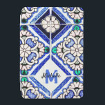 Azulejo Mönster Tiles Navy White Monogram iPad Mini Skydd<br><div class="desc">En vacker vintage av Azulejo-plattorna mönster,  spanska och portugisiska,  mönster i marinblått,  vitt och grönt och lätt orange. Designen kan anpassas till ditt matchande monogram. En vacker smak av Medelhavets perfekt för sommarhemsdekoration. Den perfekterna geometriska mosaicodesignen är en perfekt gåva till alla tillfälle.</div>
