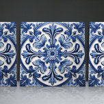 Azulejo portugisisk marin Lissabon Ornamental Art Kakelplatta<br><div class="desc">Indigo Azulejo Blue Portugisiska dekorativa keramiska plattor från Lissabon är ett vackert och unikt tillskott till alla hem. En högkvalitativ produkt med tidlös estetik. Den blå färg i plattorna inspireras av indigo blue från Lissabon-berömden azulejo-plattor, som lägger till en aning historia och kultur i ditt område. Dessa plattor är perfekt...</div>