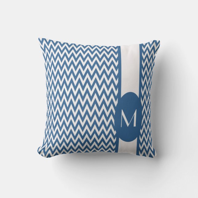 Azure Elegant Chevron Design med monogram Kudde (Framsida)