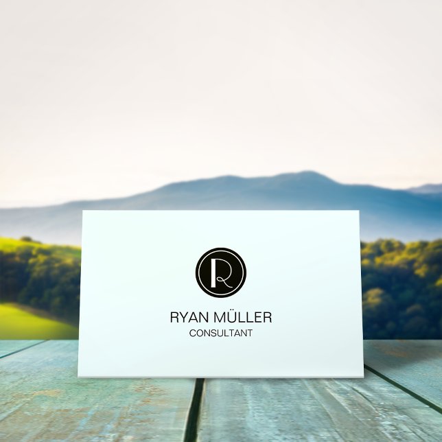 Azure Mist Professionell Chic Plain och Monogram Visitkort (Skapare uppladdad)