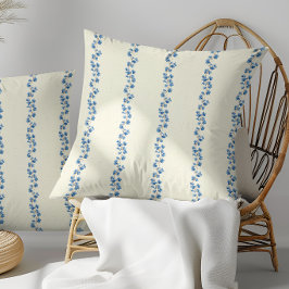 Azure Vine Retreat | Elegant Blå Blommig Kudde