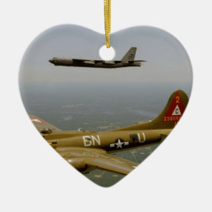 B17G- och B52H-bombplaner i flyg Julgransprydnad Keramik