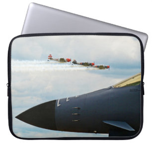 B-1 Bomber och WWII Fighters Laptop Sleeve