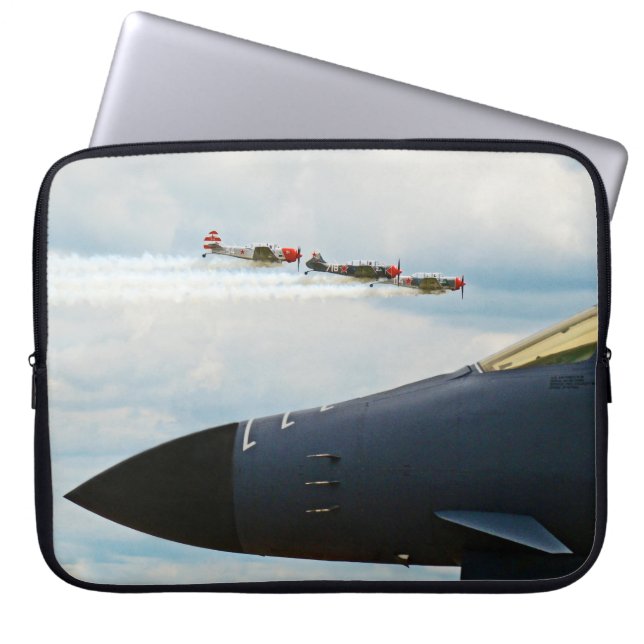 B-1 Bomber och WWII Fighters Laptop Sleeve (Framsidan)