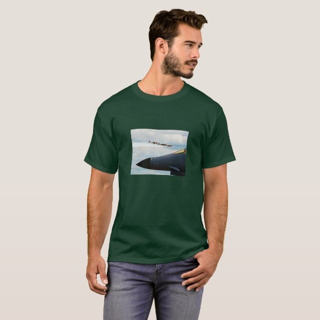 B-1 Bomber och WWII Fighters Tee (Hel framsida)