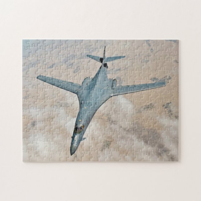 B-1B-bombflygplan under flygning med vingarna helt Pussel (Horisontell)