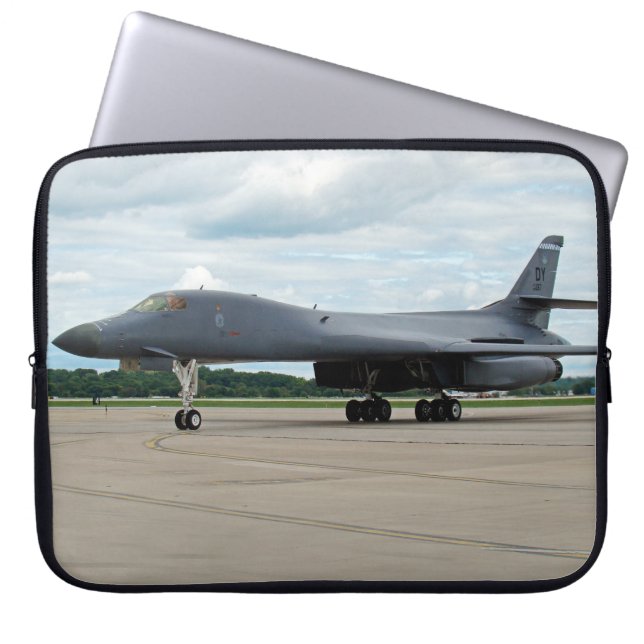 B-1B Lancer Bomber på marken Laptop Sleeve (Framsidan)