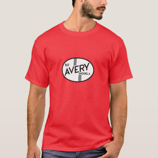 B.F. Avery modellerar a-emblemen Tee
