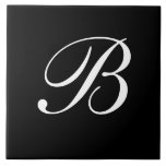 B Monogram inledande vit på svart Kakelplatta<br><div class="desc">Classic White Brev Monogram på Black Background,  B.</div>