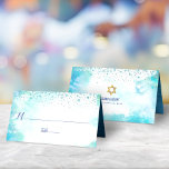 B’nai Mitzvah Turkvoise Watercolor Custom Names Placeringskort<br><div class="desc">Inget B’nai Mitzvah party är fullständigt utan platskort för personlig. Låt er favorit B’nai Mitzvahs vara stolt, glad och fira sin milstolpe vid sitt perfekt samordnade party. En fantastisk, modern, liten, blå konfetti-punkt täcker över en blå vattenfärgsbakgrund med turkosa. Faux borstad metallturkos blå folie tillfogar insidan. Anpassa anpassningsbarna på baksidan...</div>