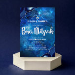 B’nei Mitzvah Modern Blue Agate Watercolor Script Inbjudningar<br><div class="desc">Var stolt, gladd och visa den här milstolpen till din favorit B’nei Mitzvahs! Skicka ut den här coolan, en unik, modern inbjudan till personligen om en händelse att komma ihåg. Vit manustypografi och David Star täcker över en djup blå galaxisk vattenfärgsbakgrund med stålblå agat accentuerad med faux silver venins. Anpassa...</div>