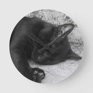 B&W - Katt som sover Rund Klocka