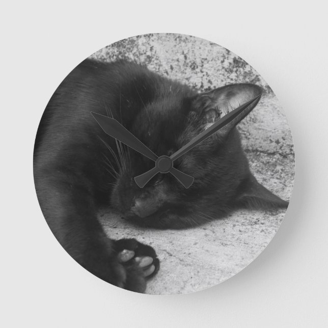 B&W - Katt som sover Rund Klocka (Framsida)