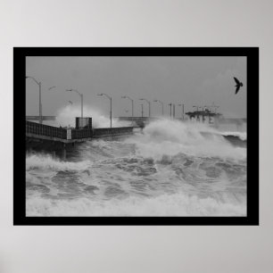 B&W-kraschen av ett våldsamt stormhav vinkar Poster