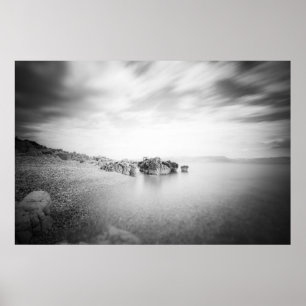 B&W lång exponering för en strand i Rabac, Kroatie Poster