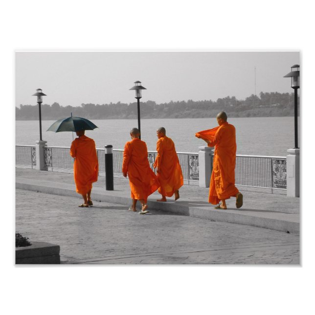 B&W Thai Buddhist Munk Walking Photo Print Fototryck (Framsidan)