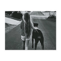 B&W-vykort för flicka och Hund
