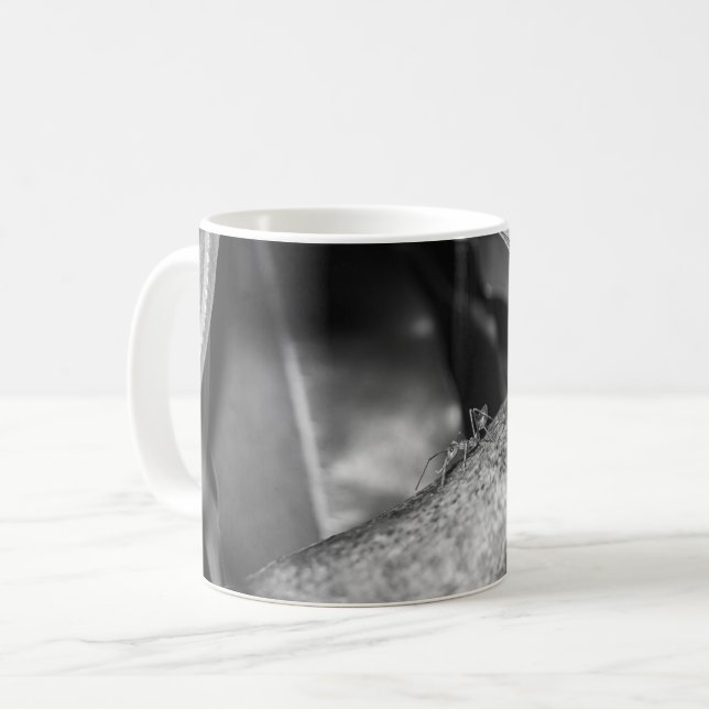 B&W - Weaver Ant på ett trä Kaffemugg (Framsida vänster)