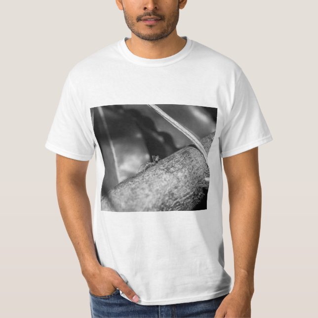 B&W - Weaver Ant på ett trä T Shirt (Framsida)