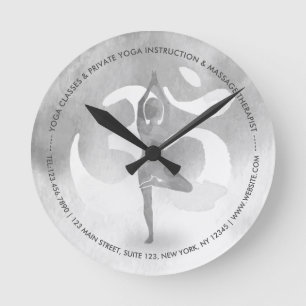 B&W Yoga-instruktionsmeditation Träd om om-symbol Rund Klocka