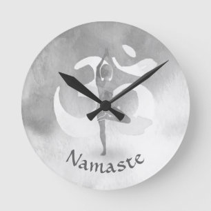 B&W Yoga-instruktionsmeditation Träd om om-symbol Rund Klocka