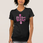 Babe Baby T-shirt<br><div class="desc">Låt världen veta att du är en söt BABE och att du har ett BABY på vägen med vår söta BABE BABY moderskap-design med ord BABE över ord BABY, en pil med ett hjärta som pekar uppåt till mamma och en pil med ett hjärta som pekar nedåt till baby. Underbar...</div>