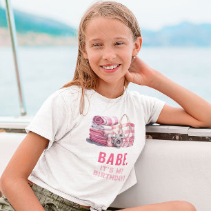 BABE. Det är min födelsedag! Poolparty tjej T Shirt