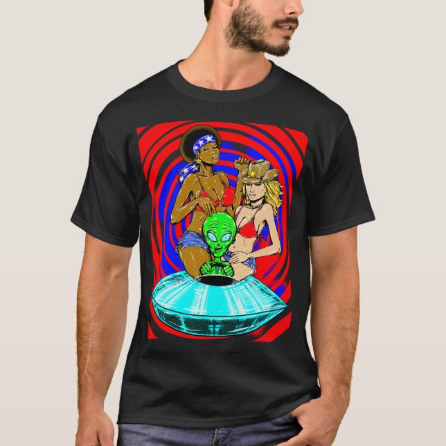 Babes with Alien in Ufo T Shirt (Framsida)