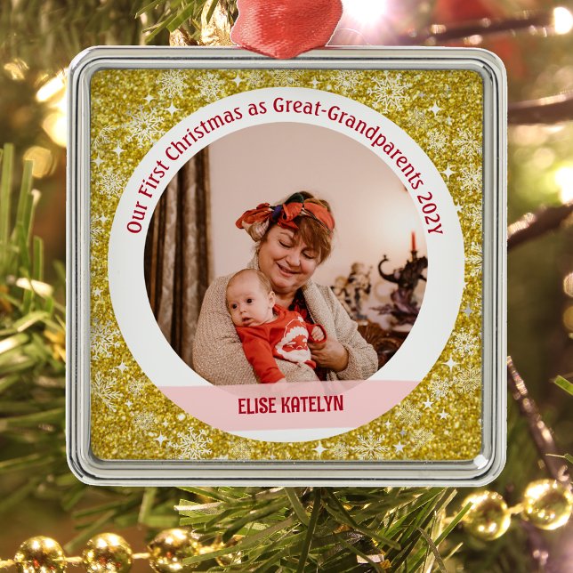 Baby 1:a jul som Underbara morföräldrar Golden Julgransprydnad Metall (Modern Elegant Golden Our First Christmas as Great-Grandparents Baby Girl Name 1 Photo Snowflakes)