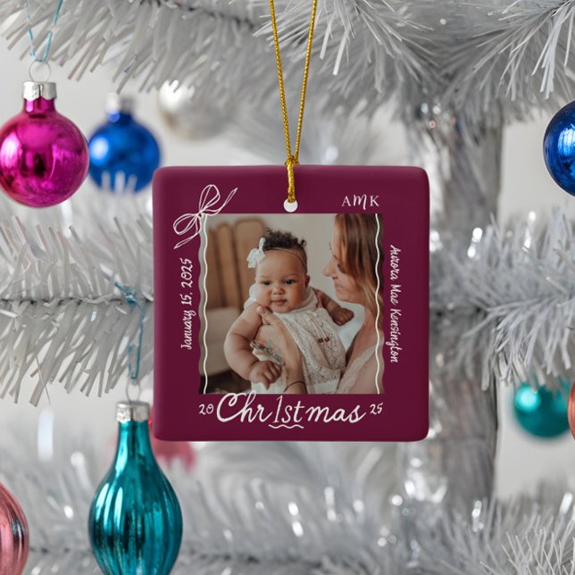 Baby 1:a julklappens minimala Hand plockade-klocka Julgransprydnad Keramik (Baby 1st Christmas Minimal Hand Drawn Scribble Bow Ceramic Ornament)