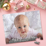 Baby 1:a julskript Snowflake Photo Keepsaké Pussel<br><div class="desc">"Min första jul." En lekfull bild av vit snöflingor och handskriven manustypografi, som täcker fotot efter eget val, hjälper dig att starta jul och nyår. Känn julhelgens värme och glädje varje gång du användor den här snyggten och den moderna personligen, anpassningsbarnas pussel. Med hjälp av mallarna för enkel använda ersätter...</div>