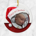 Baby 1st jul - Santa Hat Photo Ornament<br><div class="desc">Fira din baby första jul med en personlig Baby 1 jul - Santa Hat Photo Ornament. Denna beundransvärda prydnad är designad med ditt baby-foto i en cirkel som sitter i öppningen av en röd och vit julhatt som lyder "Baby 1st-jul". Baksidan av prydnaden är personlig av dig med baby först...</div>
