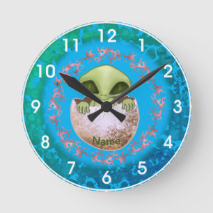 Baby Alien Clock Rund Klocka